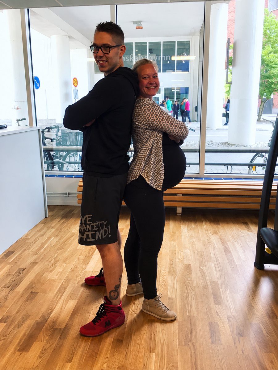 Sara, gravid i vecka 39, rygg mot rygg med coach Fredrik Eierholen på gymmet