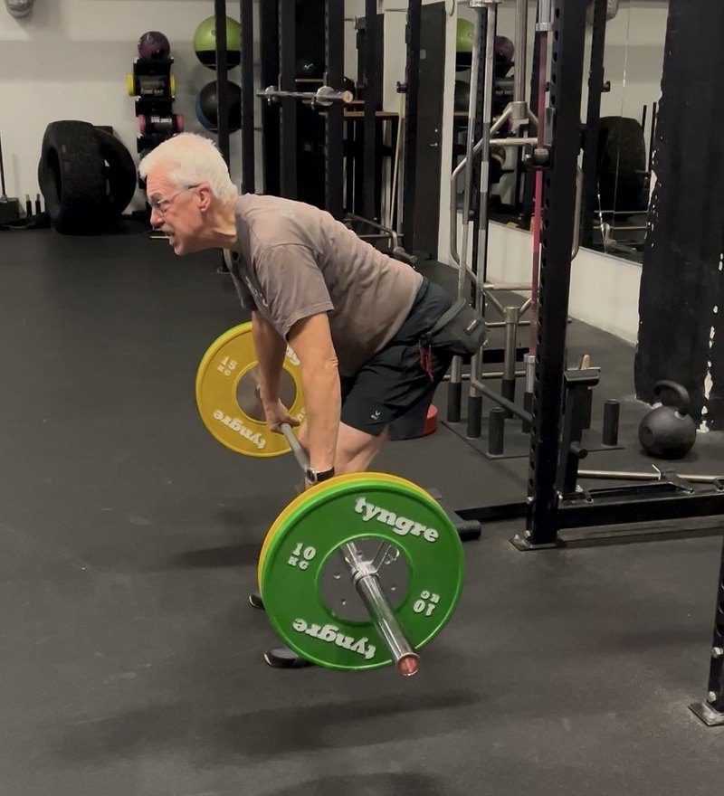 Urban, 73 år, i marklyft med skivstång på gymmet i Västerås