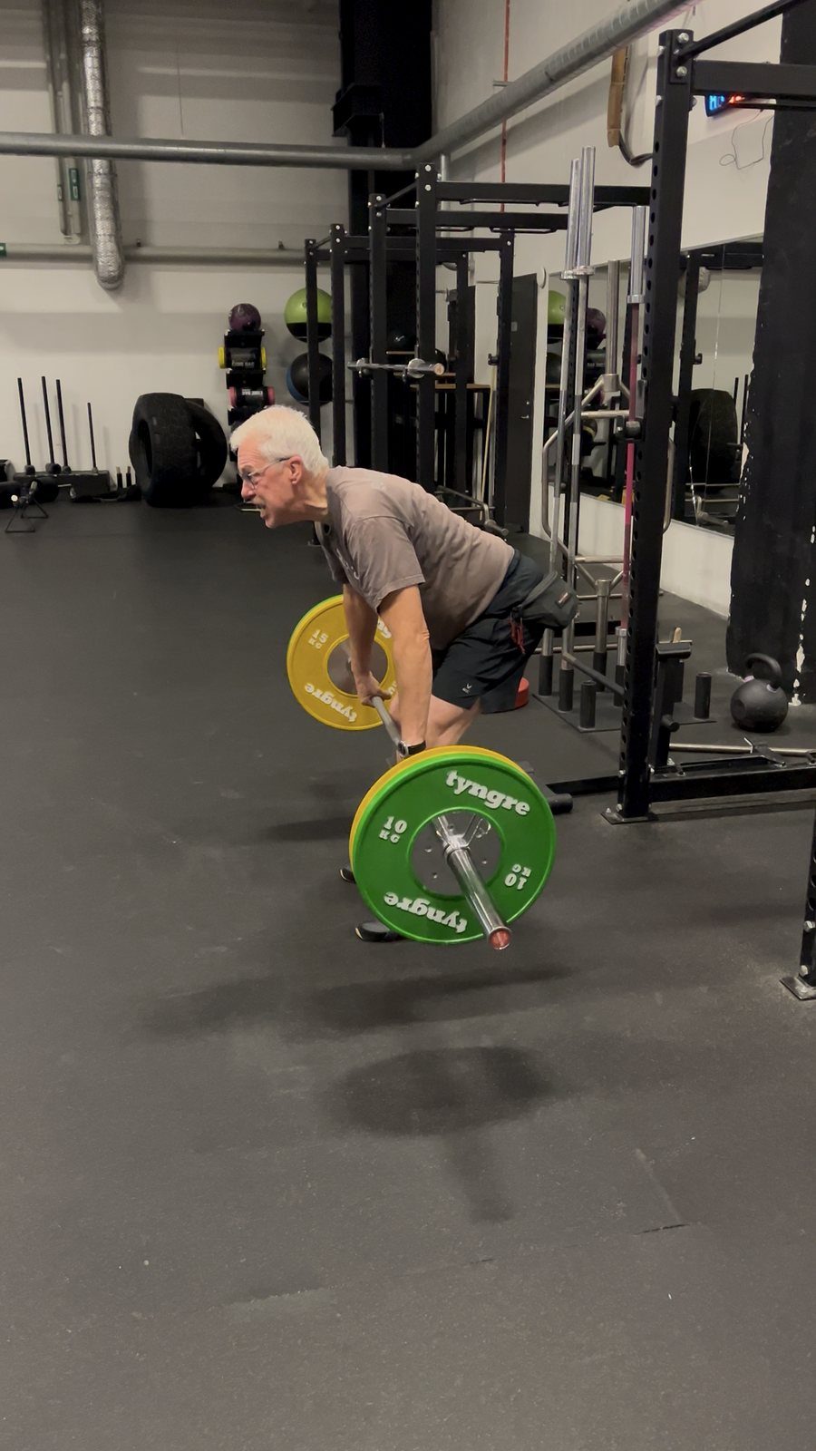 Urban, 73 år, i marklyft med skivstång på gymmet i Västerås